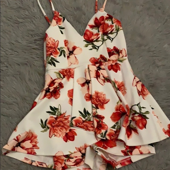 Little dress with a cut shirt into shotrs - Picture 1 of 3
